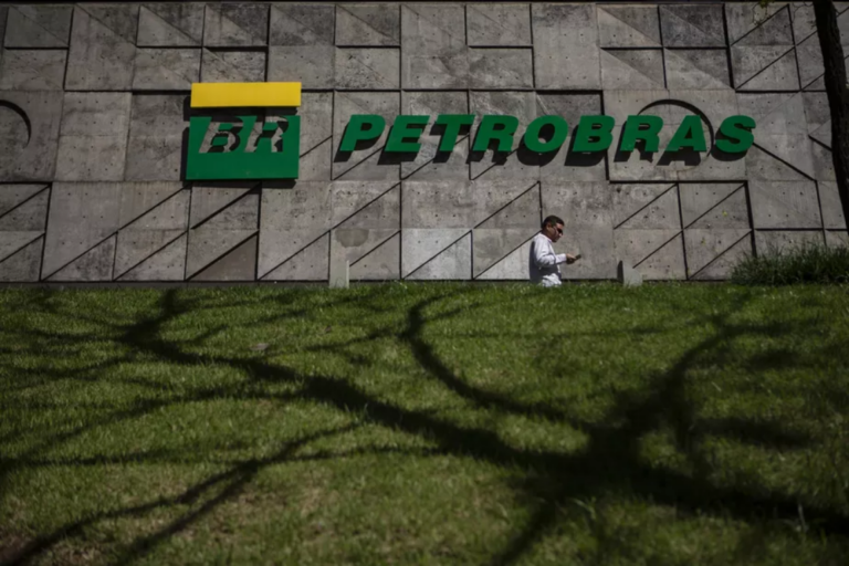 Fundo de pensão da Petrobras sugere bônus de R$ 9 milhões para executivos